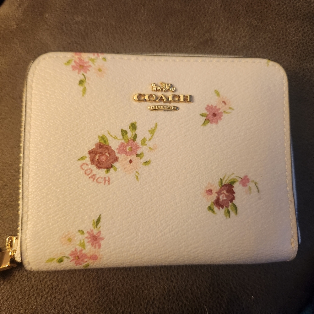 Coach Daisy Bouquet Zip around wallet